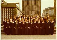 Die Kantorei , damals noch Kantorei der Kaiser-Wilhelm-Gedächtniskirche, am 28. Juni 1980 vor der Aufführung der Rossini-Messe.